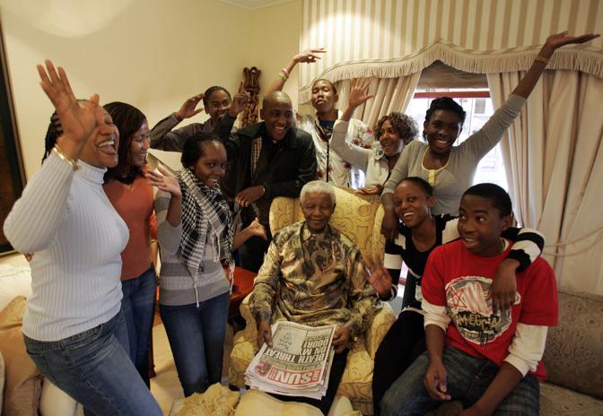 Mandela con i nipoti per il suo compleanno nel 2008. Afp